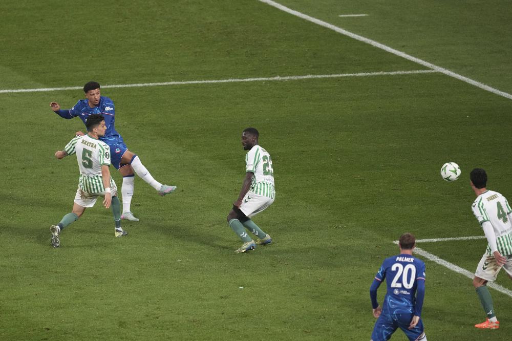 名记：字母哥与队友召开会议，呼吁全队无视外界杂音